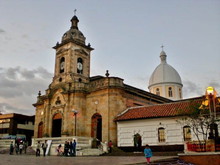 Iglesia y plaza en Boyacá